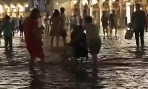 Piaţa San Marco a ajuns sub ape după ce o maree a lovit Veneţia. Turiştii au văzut partea plină a paharului şi s-au pus pe făcut poze