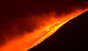 Etna, cel mai activ vulcan din Europa, a erupt din nou. Fotografii s-au înghesuit să surprindă spectacolul naturii