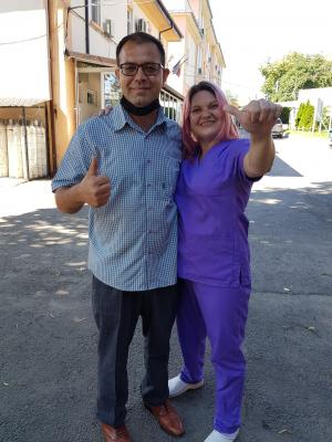 Un fost pacient infectat cu Covid-19, internat la ATI, s-a întors la spitalul din Iași să le mulțumească celor care i-au salvat viața