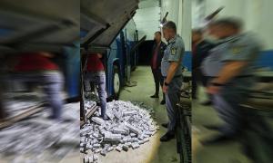 Autocar aparent defect, blindat cu zeci de mii de ţigarete, depistat la intrarea în România pe o platformă de tractare - VIDEO