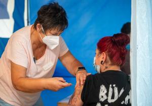 O asistentă la Crucea Roșie a vaccinat peste 8000 de persoane cu ser fiziologic în Germania. Pacienții chemați din nou la imunizare