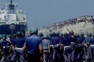 30 de ani de la ”invazia” migranților albanezi în Bari. Cum a ajuns o navă cargo cu zeci de mii de oameni în orașul italian