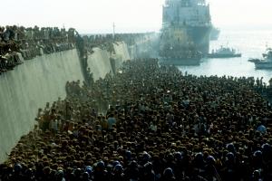 30 de ani de la ”invazia” migranților albanezi în Bari. Cum a ajuns o navă cargo cu zeci de mii de oameni în orașul italian