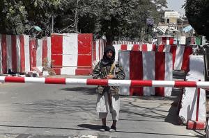 Talibanii au cucerit a zecea provincie din Afganistan. Militanţii au pus stăpânire pe oraşul Ghazni, unul dintre cele mai importante din ţară