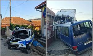 Un şofer de TIR a spulberat o dubă de jandarmi şi o maşină de poliţie, în Sălaj