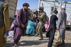 Scene disperate pe aeroportul din Kabul: oamenii se urcă pe avioane. Soldații americani au ucis doi bărbați înarmați, cel puțin 3 oameni au căzut din avion