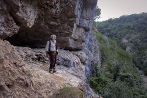 Povestea pustnicului sârb care trăiește într-o peșteră de aproape 20 de ani și s-a vaccinat anti-Covid, după ce a aflat din întâmplare de pandemie