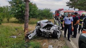 Mașină făcută un morman de fiare la Pojogeni, în Gorj, după impactul cu un copac. O femeie a murit pe loc