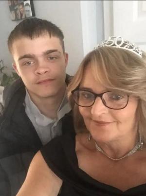 O mamă care acuză o firmă de camping pentru moartea fiului ei a primit ca răspuns o vacanţă gratuită, în Anglia: "Îl vreau pe fiul meu înapoi!"