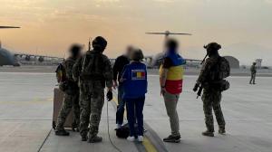 Primele imagini cu românul salvat din Afganistan. El a fost extras din Kabul cu o aeronavă C-130 Hercules
