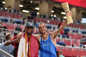 Doi atleţi împart medalia de aur la Jocurile Olimpice, după mai bine de un secol. "Este un vis din care nu vreau să mă trezesc"