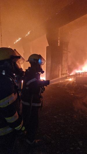 Incendiu uriaș la o hală de producție a polistirenului, în Dâmbovița. Avertizare RO-ALERT, se degajă fum toxic