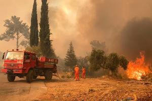 Opt morţi în urma incendiilor devastatoare din Turcia. Țara nu mai are bombardiere cu apă, UE i-a sărit în ajutor