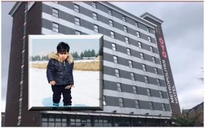 Băiețelul de cinci ani al unei familii de refugiați din Afganistan a murit după ce a căzut de la fereastra unui hotel, în Anglia