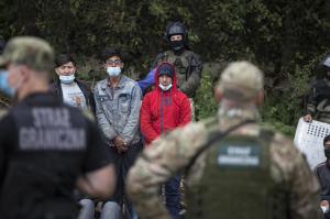 Belarus se răzbună: Aduce migranți din Siria, Afganistan, Africa și-i împinge peste graniță în UE. Scene tulburătoare la frontiera cu Polonia