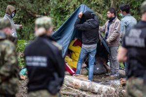 Belarus se răzbună: Aduce migranți din Siria, Afganistan, Africa și-i împinge peste graniță în UE. Scene tulburătoare la frontiera cu Polonia