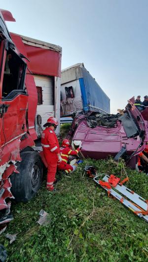 Șofer de TIR scos în viață din cabina strivită într-un accident între două autotrenuri și un autoturism, în Dâmbovița