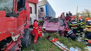 Șofer de TIR scos în viață din cabina strivită într-un accident între două autotrenuri și un autoturism, în Dâmbovița