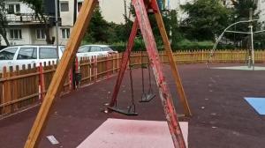 Un copilaș s-a electrocutat într-un parc de joacă din Bistrița. Părinții băiatului sunt revoltați