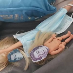O mamă din Marea Britanie a ajuns "lefteră" după ce fetiţa sa i-a tăiat bancnotele din portofel pentru a lipi feţe noi păpuşilor