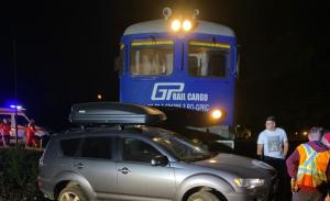 Maşină izbită violent de un tren încărcat cu GPL. Şoferul nu s-ar fi asigurat la traversarea liniilor