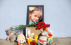 Anastasia, o fetiţă de nici 9 anişori, a fost violată şi ucisă de un fost poliţist, luptător al Forţele Speciale, în Rusia. Criminalul a ascuns cadavrul o lună şi jumătate