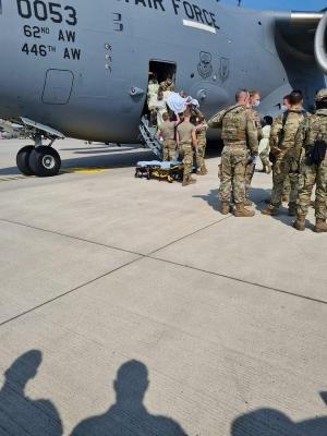 Bebelușul afgan născut la bordul unui avion american de evacuare a primit numele ”Reach”, după indicativul de apel al aeronavei