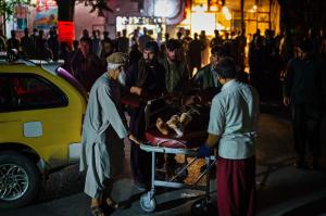 Peste 100 de morți, între care 13 militari americani, în atentatele sinucigașe din Kabul. Organizația teroristă ISIS a revendicat atacurile