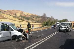 Microbuz plin cu români, accident înfiorător pe un drum din Sicilia. Claudia, o tânără studentă italiancă, a murit pe loc