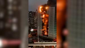 Zgârie-nori înghițit de flăcări. Un bloc cu 28 de etaje şi peste 400 de apartamente a luat foc în China. Părți din clădire s-au prăbușit în stradă
