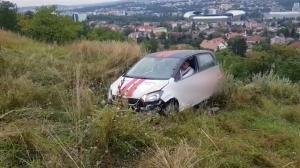 Mașina unui livrator a plonjat 200 de metri într-o râpă, lângă Cluj, după ce șoferul nu a tras frâna de mână
