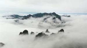 Fenomen meteo fascinant. O "mare de nori" s-a format în munți, într-un parc naţional din centrul Chinei