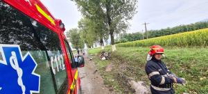BMW rupt în două pe un drum din Iași. Mașina s-a făcut bucăți după ce a intrat cu viteză într-un cap de pod