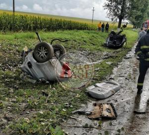 BMW rupt în două pe un drum din Iași. Mașina s-a făcut bucăți după ce a intrat cu viteză într-un cap de pod