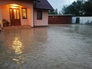 Peste 100 de case inundate după ce un dig s-a rupt, în judeţul Braşov. Oamenii spun că de 4 ani nu a mai plouat atât de tare