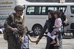 Peste 90 de ţări, printre care şi România, anunţă că au primit asigurări de la talibani că vor lăsa străinii și afganii eligibili să părăsească Afganistanul