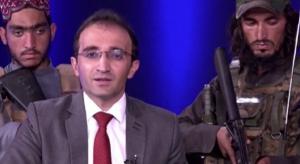 VIDEO. Un prezentator TV afgan, înconjurat de opt talibani înarmați, transmite îngrozit un mesaj populației. Militanții au dat buzna în platou cu puști de asalt
