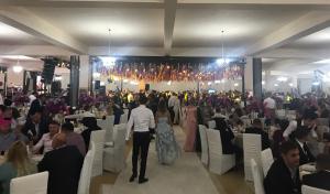 Nuntă cu 1.700 de invitați la Târșolț, în Țara Oașului. Ar fi urmat "prânzul miresei", dar comuna a intrat în scenariul roșu
