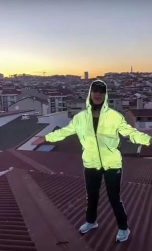 VIDEO. O tânără de 23 de ani a murit după ce s-a urcat pe acoperiş pentru a face un video pentru TikTok, dar a căzut de la etajul nouă, în Turcia