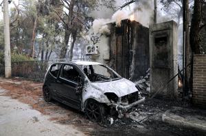Imagini terifiante care arată amploarea distrugerilor din suburbiile Atenei. Grecia e în flăcări după cele mai mari temperaturi din istorie