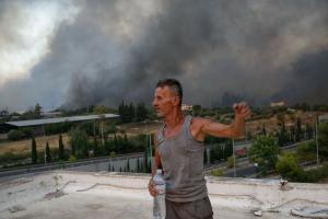 Imagini terifiante care arată amploarea distrugerilor din suburbiile Atenei. Grecia e în flăcări după cele mai mari temperaturi din istorie