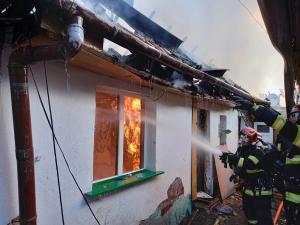 Incendiu puternic în judeţul Braşov: Mai multe case au fost cuprinse de flăcări. Două persoane au suferit atac de panică