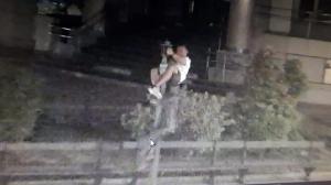 Părăsit de iubită, un tânăr amețit de alcool și-a vărsat amarul pe o statuie din Craiova, la 4.30 dimineața. Amendă pe loc