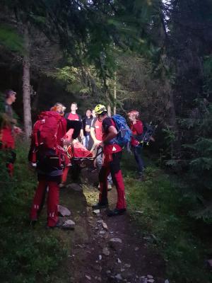 Turistă de 45 de ani, salvată în ultimul moment de pe munte după ce şi-a rupt piciorul
