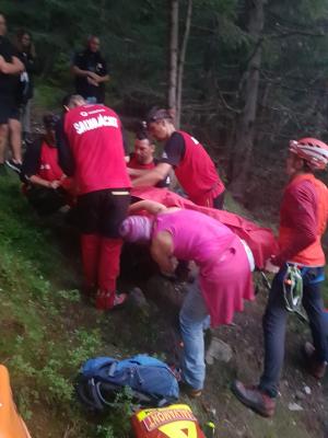Turistă de 45 de ani, salvată în ultimul moment de pe munte după ce şi-a rupt piciorul