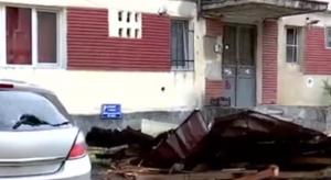 Vijelia a făcut prăpăd în Baia Mare: o persoană a fost prinsă sub un copac căzut, iar 4 maşini au fost avariate de un acoperiş smuls
