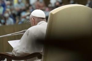 Ameninţare pentru Papa Francisc. Un plic cu trei gloanţe şi un mesaj a fost descoperit de un lucrător la poştă
