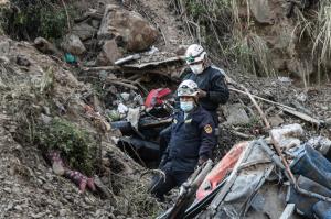 GALERIE FOTO. 29 de persoane au murit, după ce autobuzul în care se aflau a căzut într-o râpă adâncă de 200 de metri, în Peru. Şoferul circula cu viteză excesivă