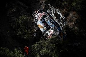 GALERIE FOTO. 29 de persoane au murit, după ce autobuzul în care se aflau a căzut într-o râpă adâncă de 200 de metri, în Peru. Şoferul circula cu viteză excesivă
