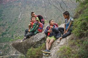 Imagini impresionante: Copiii care escaladează munţi pentru a ajunge la şcoală, în sud-vestul Chinei